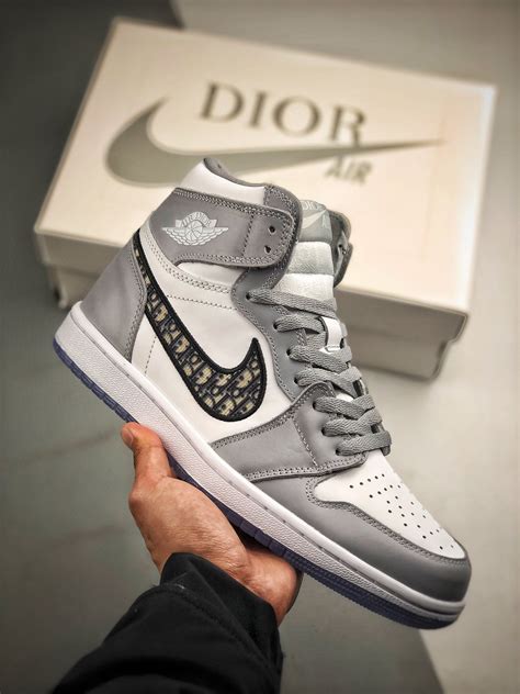 precio de tenis jordan dior|jordan 1 retro high Dior.